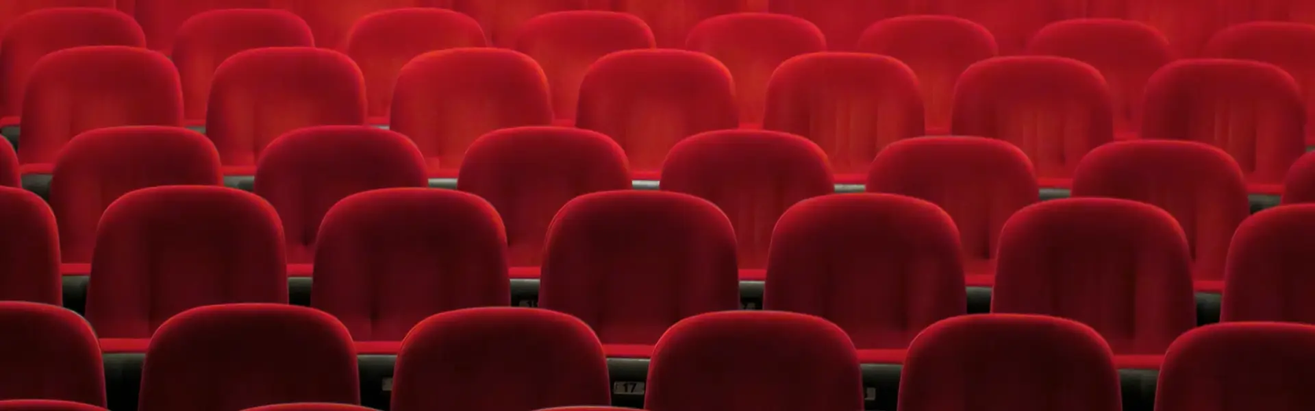 Σειρές θεατρικών καθισμάτων ντυμένες με κόκκινο ύφασμα FR⁺